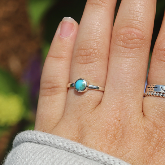 R-88 Tiny Round Turquoise Ring: 7