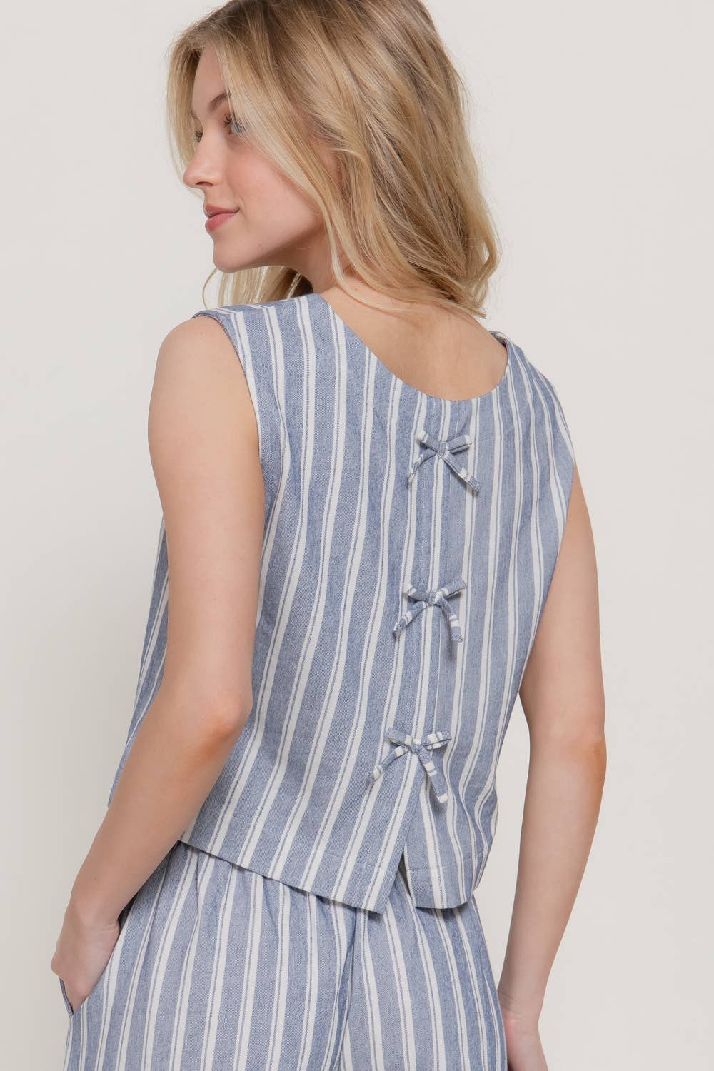 Sleeveless Striped Knit Top with Back Bow Detail: KHA-khaki/off white / S