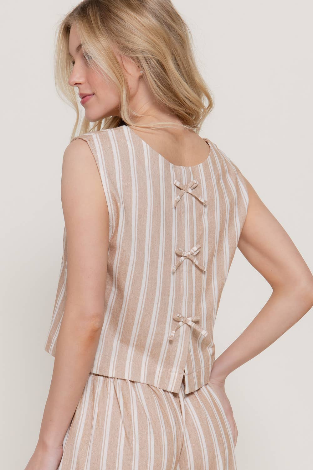 Sleeveless Striped Knit Top with Back Bow Detail: KHA-khaki/off white / S