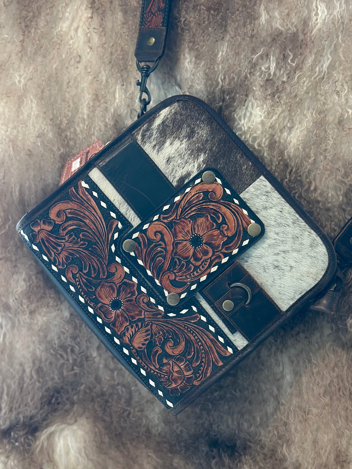 Leather/Cowhide/Tooled purse!